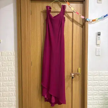 퍼플 하이 로우 헴 드레스와 숄 세트