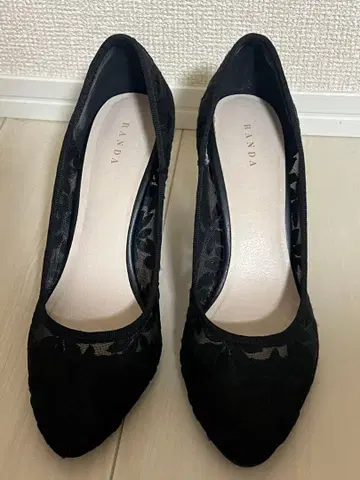 새상품급 RANDA 블랙 플라워 펌프스 23.5cm