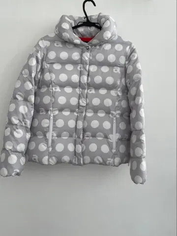 도트 무늬 후드 부착 다운 자켓 40