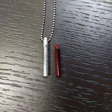 Calvin Klein 펜던트 목걸이 실버/레드