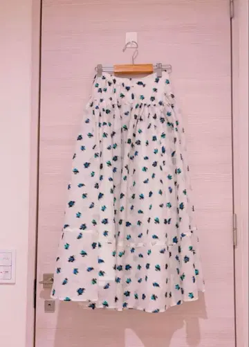 오블리 스캘럽 자카드 스커트