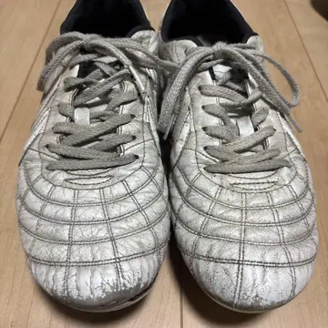 YASUDA 축구화 화이트 가죽 passion 혈압 착용 모델