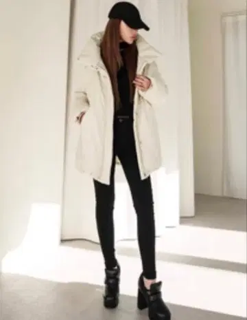 크림색 후드 부착 다운 자켓