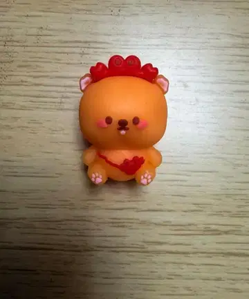 오렌지 곰 모양 인형 빨간 머리 장식 포함