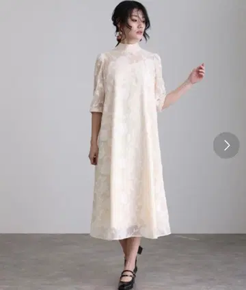 크림색 꽃무늬 7부 소매 원피스