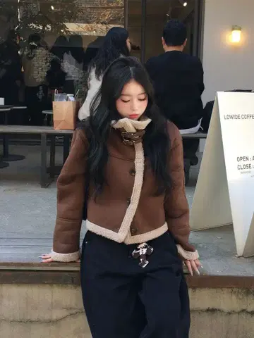 무스탕 터치 버클 코트 브라운