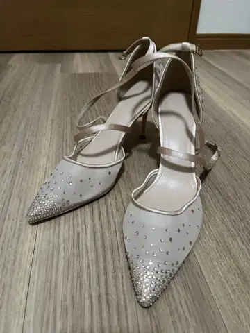 비쥬 장식 베이지 스틸레토 펌프스