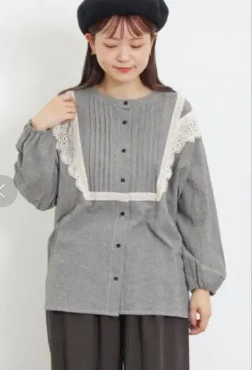 절개 레이스 블라우스 / 사만사 모스모스