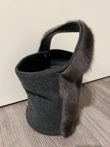 유나이티드 애로우즈 퍼 핸드백 그레이