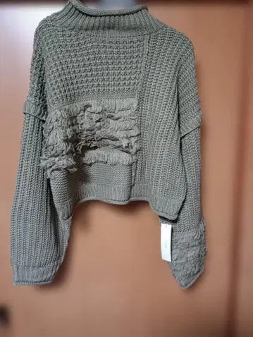 프린지 장식 그레이 크롭 니트 스웨터