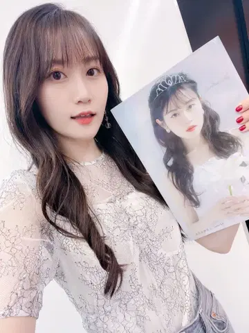 오구라 유이 착용 플라워 프린트 레이스 상의 화이트