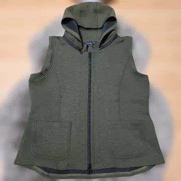 아틀리에 시크 후드 부착 베스트 올리브 그린