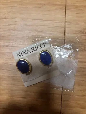 NINA RICCI 블루 귀찌