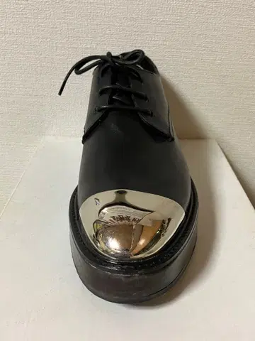 새상품! CoSTUME NATIONAL 메탈 토 가죽 슈즈 블랙