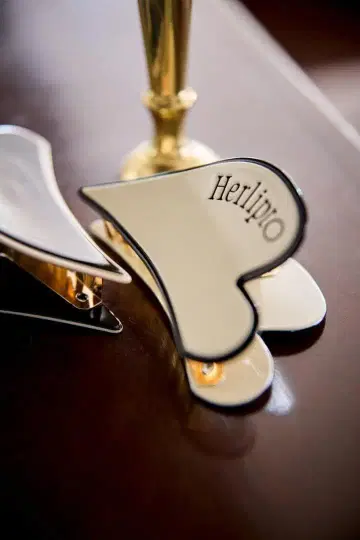 새상품 herlipto Bicolor Heart Hair Clip 화이트