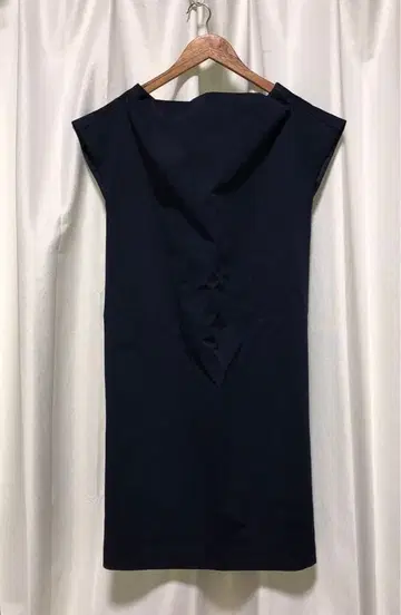 트로와지엠샤코 네이비 슬리브리스 무릎 기장 원피스 나노 유니버스