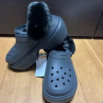 Crocs 블랙 퍼 클로그 샌들 W7