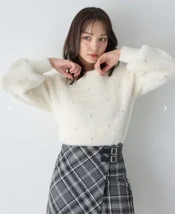 INGNI 잉그 비쥬 부착 페더 니트