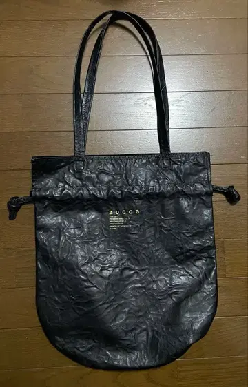 주카 EMBOSS 백 주름 가공 로고 복조리 백 블랙