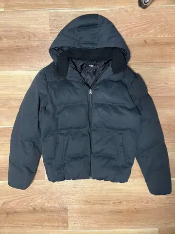 다크 그레이 후드 부착 다운 자켓