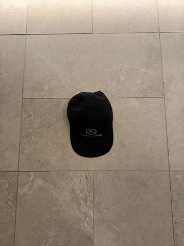 헤일리 비버 착용 Mercedes-Benz cap