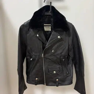 퍼 달린 블랙 가죽 자켓