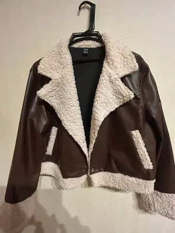 브라운 숏 기장 무스탕 코트