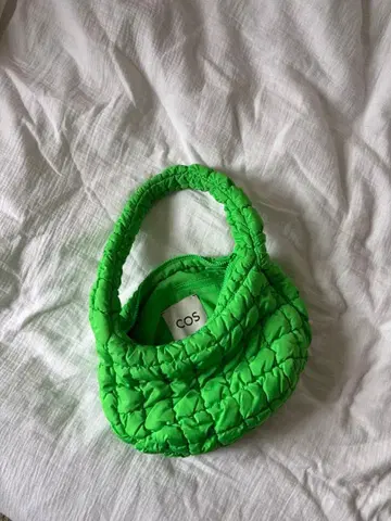 COS 퀼팅 숄더백