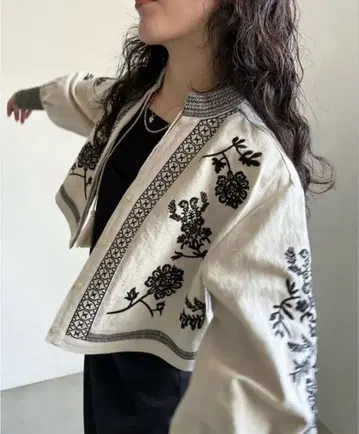 MEDI VINTAGE FLOWER EMBROIDERY SHIRT 블랙