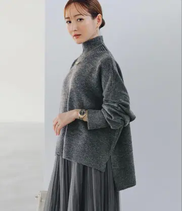 유어스 수플레 터치 하이넥 오버사이즈 니트