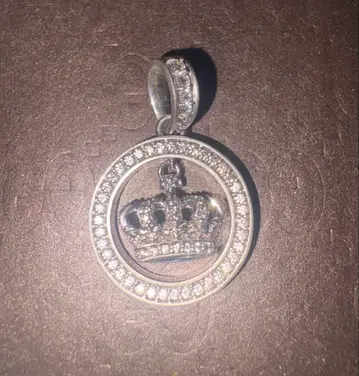 저스틴 데이비스 St. Martin 크라운 펜던트