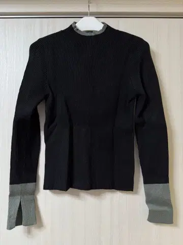 Lumier 바이컬러 보틀넥 리브 니트 블랙 그린