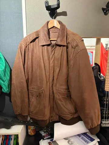 ROUND TREE & YOUNG 브라운 가죽 자켓