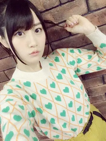 오구라 유이 착용 하트 무늬 니트 스웨터 블랙