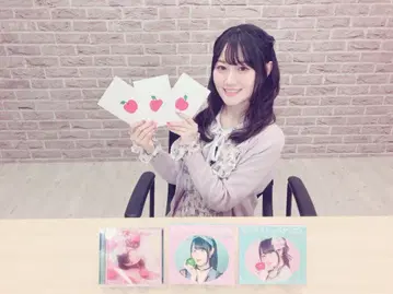 코가 유이 착용 프릴 가득 리본 포함 미니 꽃무늬 원피스 핑크