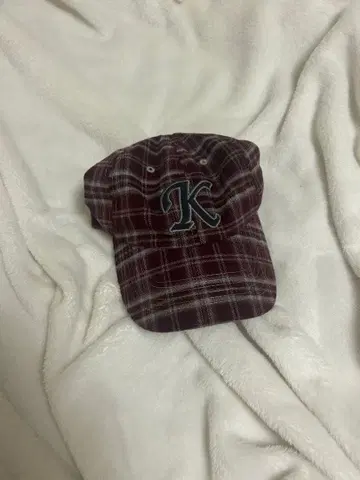 티나 조준 체크 캡 로고 자수 보르도