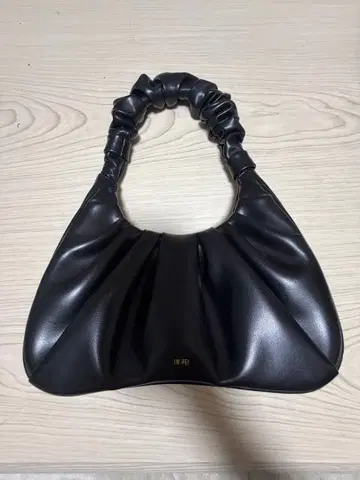 JW PEI 블랙 핸드백