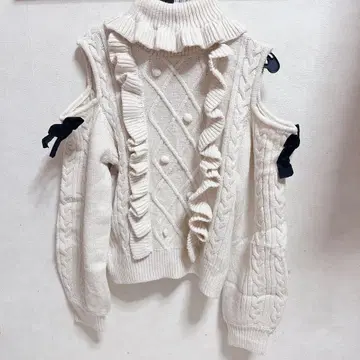 ankrouge 프릴 어깨 트임 니트