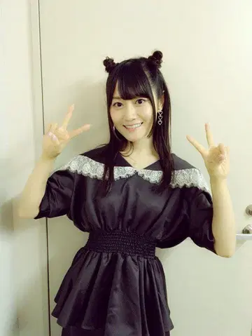 오구라 유이 착용 레이스 달린 옷깃 블라우스 화이트