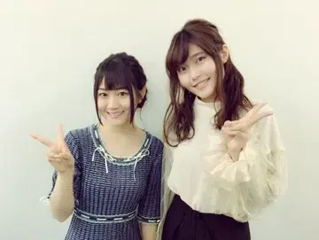 코구라 유이 착용 스트라이프 플레어 원피스 네이비