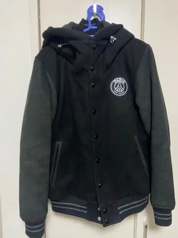 beams 파리 와펜 장식 바시티 자켓 블랙/그레이