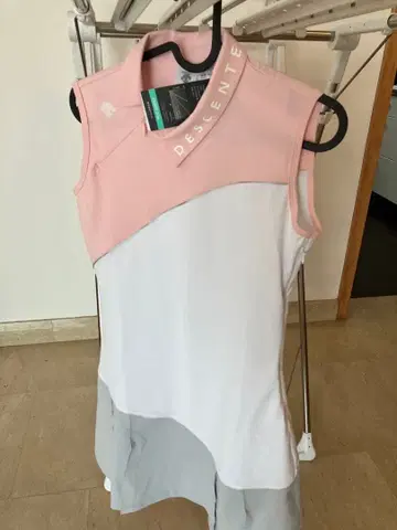 DESCENTE 슬리브리스 원피스 핑크/화이트/그레이