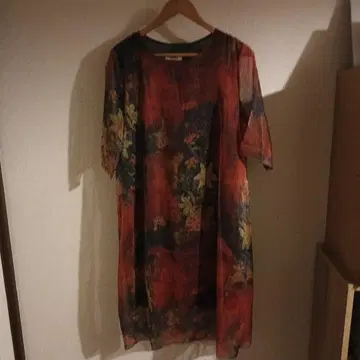 빨간색과 파랑 꽃무늬 반팔 무릎 기장 원피스