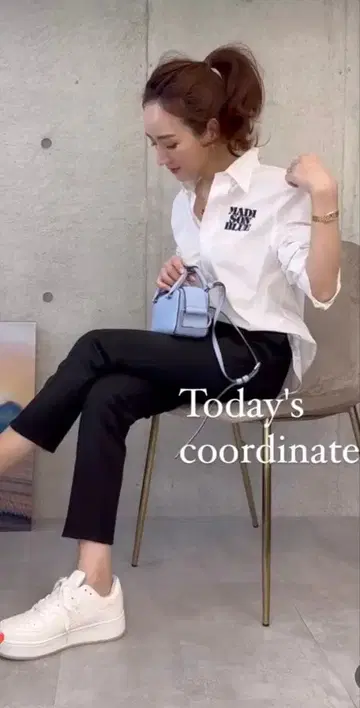 매디슨 블루 화이트 로고 셔츠와 블랙 팬츠 별 레이나 착용