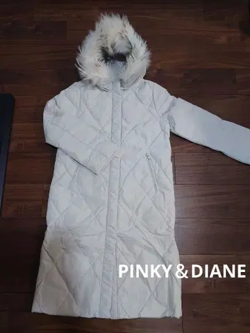 PINKY & DIANE 퍼 달린 화이트 다운 코트 38