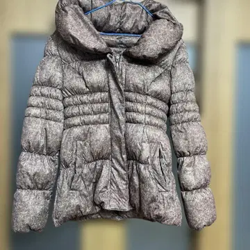 후드 부착 브라운 계열 다운 자켓