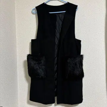 퍼 달린 블랙 롱 베스트