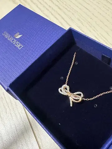 Swarovski 리본 모티브 목걸이