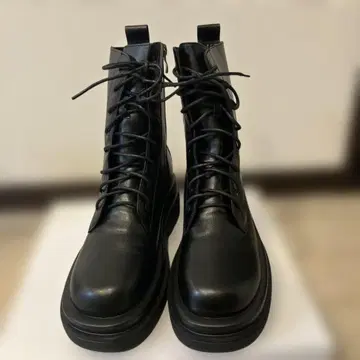 블랙 레이스업 부츠