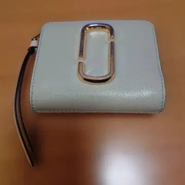 마크제이콥스 라이트 그레이 접이식 지갑 금장 장식 포함